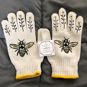 Bee 🐝 gardening gloves